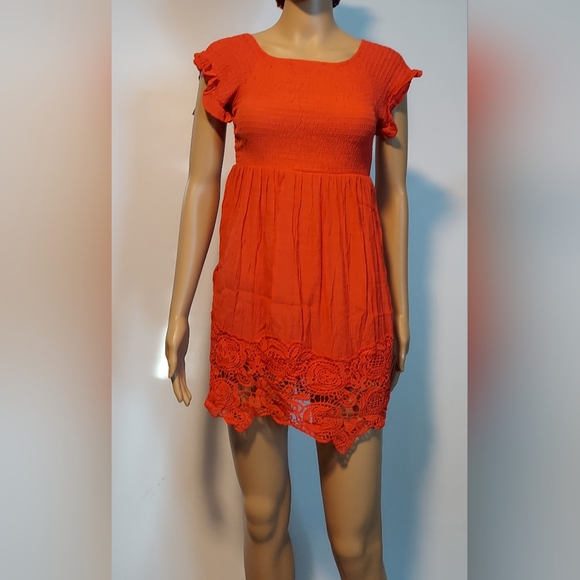 Statement Red: Icon Apparel's Vibrant Short-Sleeve Dress in Size M - Picture 16 of 16